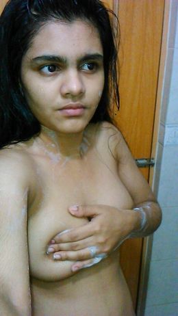 Attractive desi girl show her sexy..